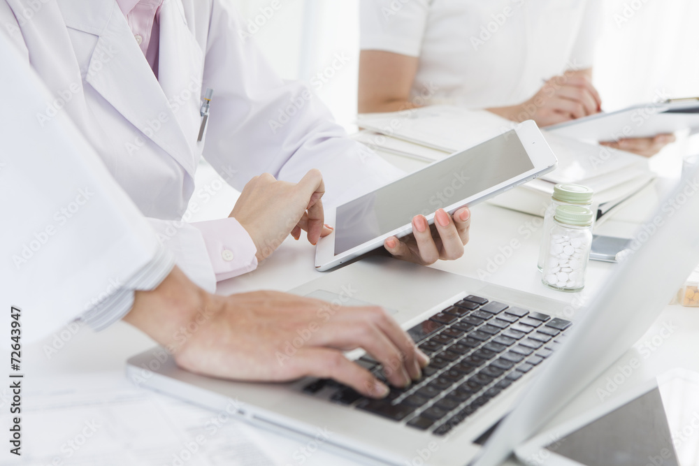 Fototapeta premium Doctors who are using the tablet and PC
