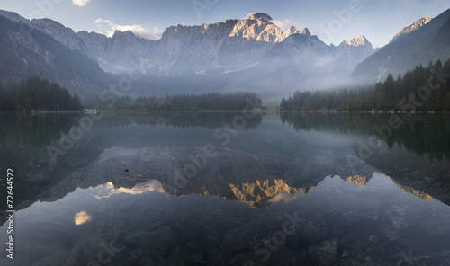 panorama górskiego jeziora w Alpach włoskich