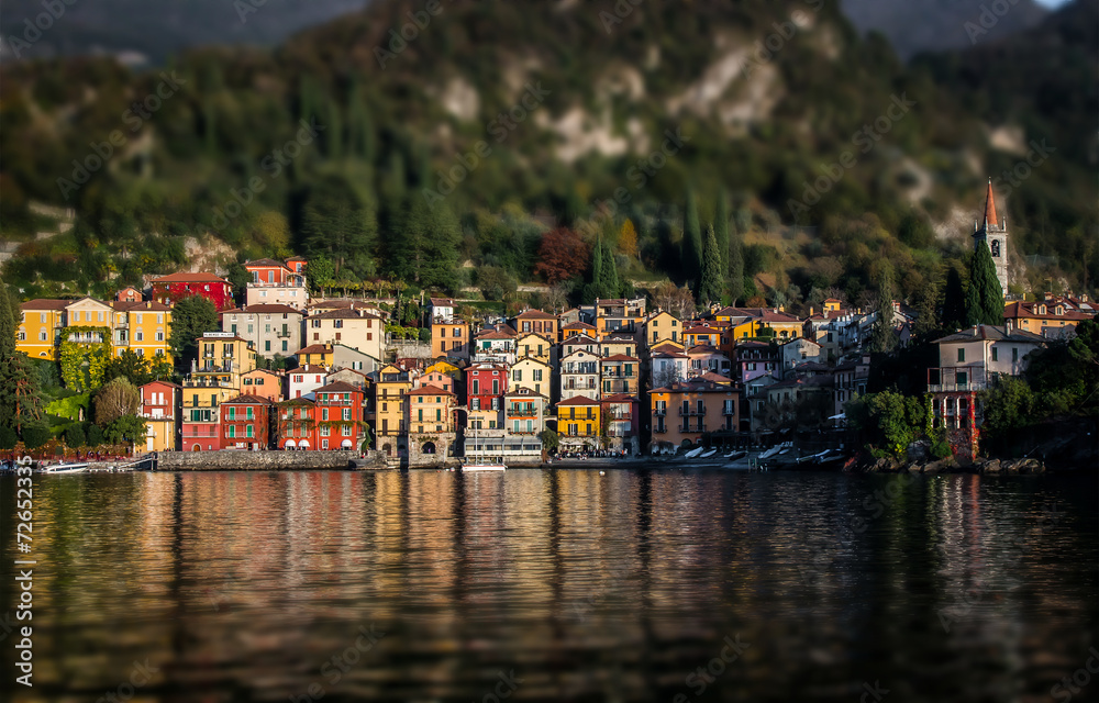 villaggio sul lago di Como - effetto tilt shift