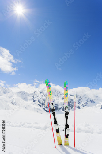 narciarstwo-gory-i-sprzet-narciarski-na-sniegu