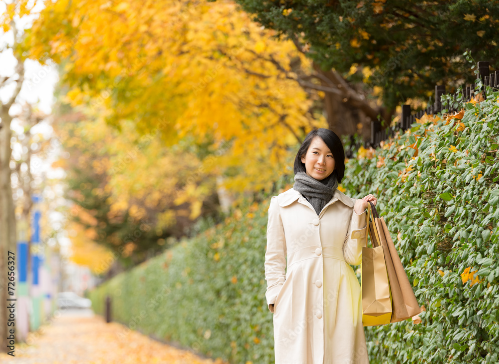 買い物帰りの女性 買い物帰りの女性