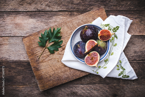 Figs in flat dish on choppingboard and napkin in rustic style