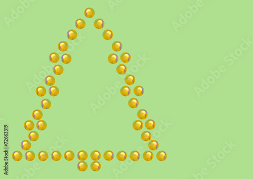 Umriss eines Weihnachtsbaums geformt aus goldenen Perlen