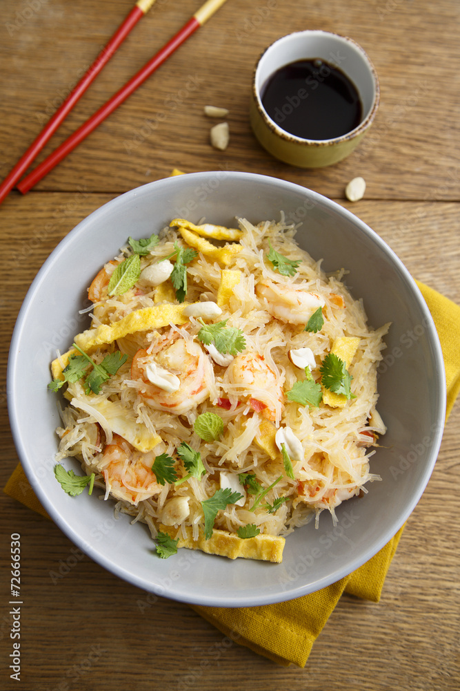 Rice noodles with shrimps, omelette and herbs
