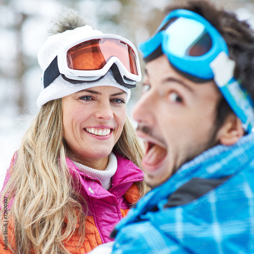 Paar hat Spaß beim Skifahren im Winter Stock Photo Adobe Stock
