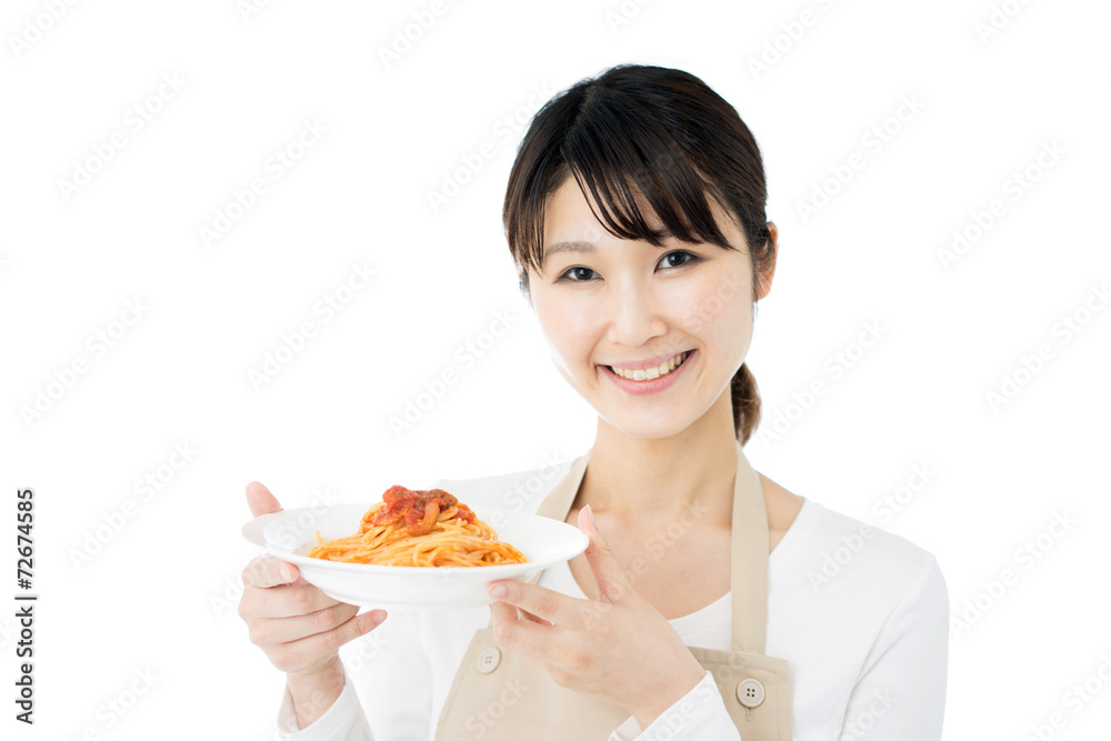 パスタを持った女性