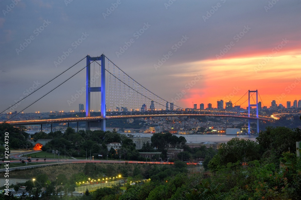 Obraz premium Bosphorus Bridge in blue evening Istanbul