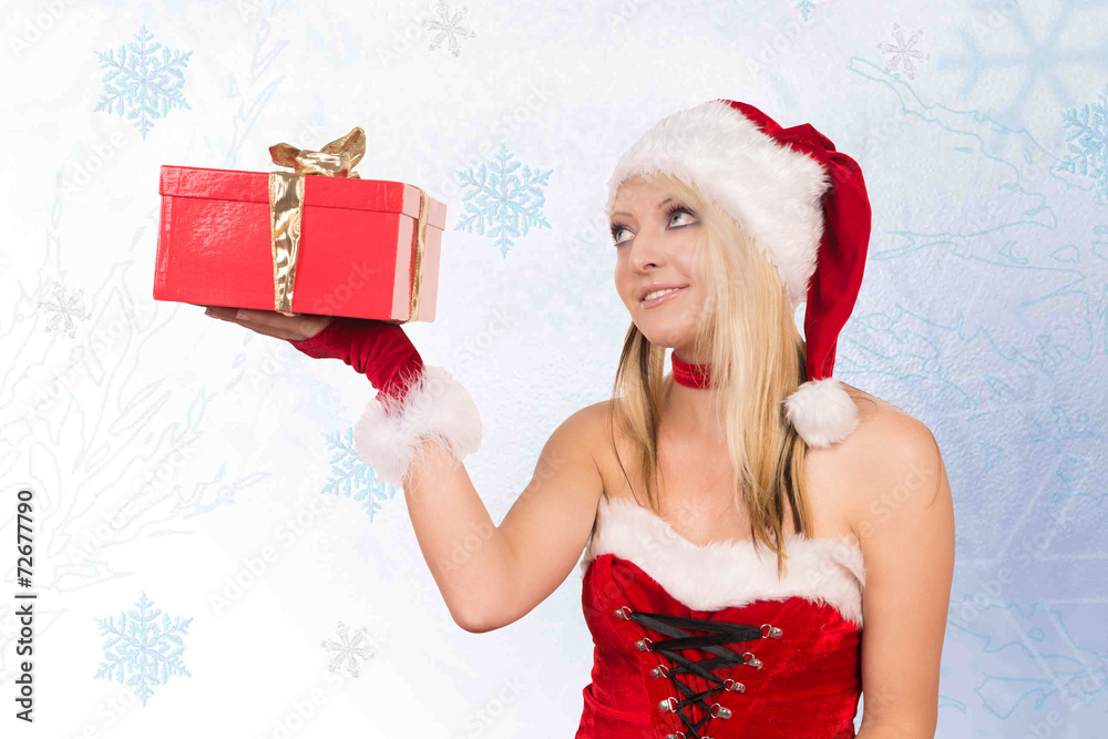 hübsche Frau mit einem Weihnachtsgeschenk