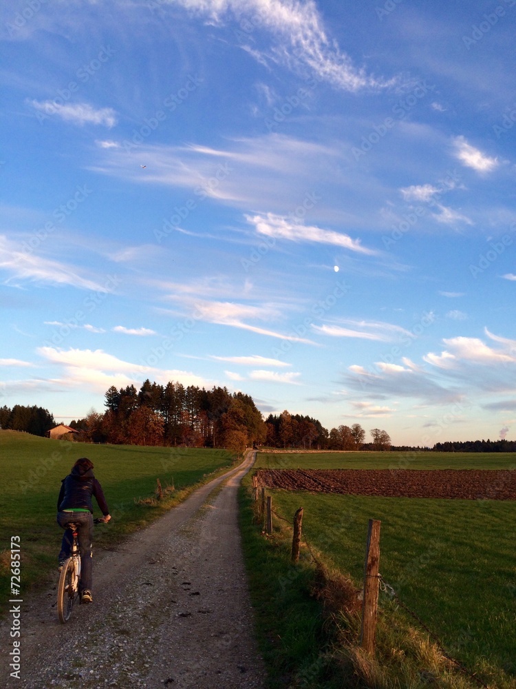 Radfahrer in der Natur im Abendrot Radfahrer in der Natur im Abendrot