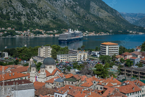 Вид сверху на бухту и старый город Котор, Черногория
