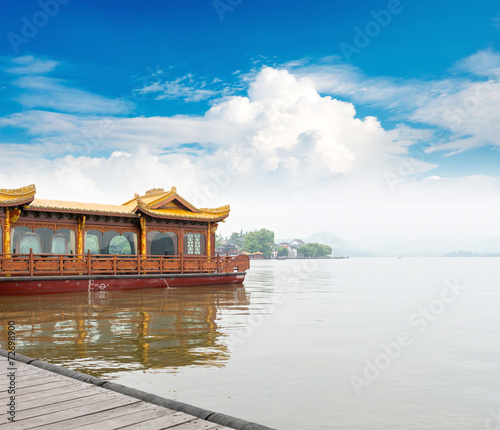 Traditional ship at the Xihu (West lake), Hangzhou, China © gjp311