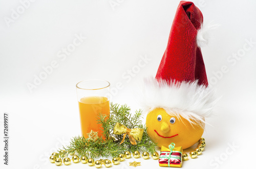 Грейпфрут в Рождественской шапочке и сок на белом фоне
