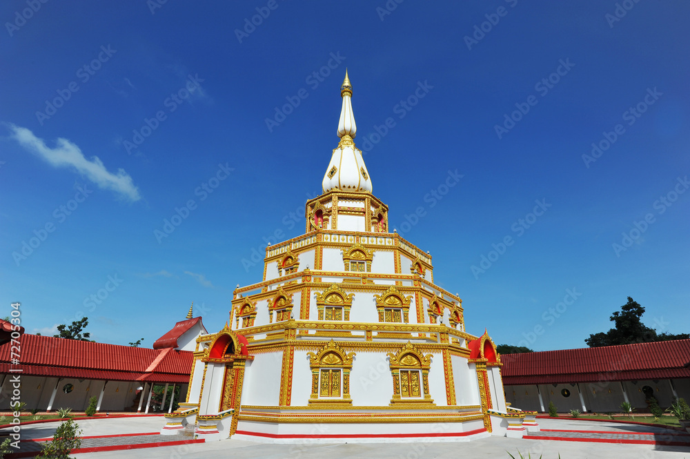 Obraz premium Beautiful stupa on blue sky