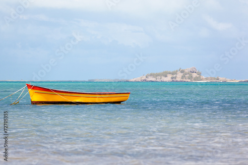 barque jaune sur lagon de l'île Rodrigues