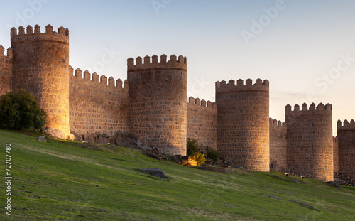 Photo Ancient city wall in Avila, Castile and Leon, Spain