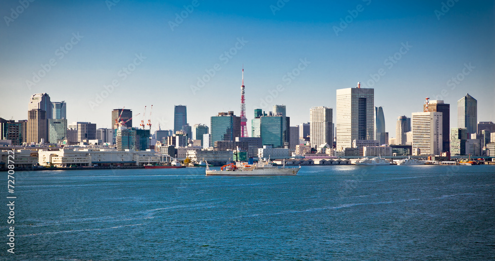 Naklejka premium Panoramic view on Tokyo from Sumida River, Japan.