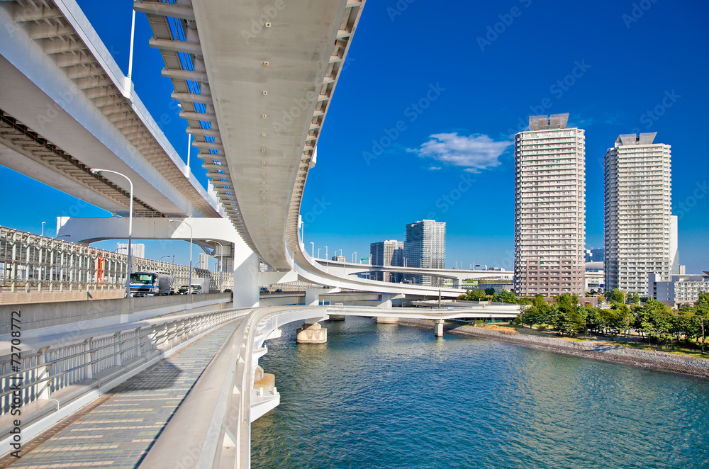 Fototapeta premium Rainbow Bridge and Sumida River in Tokyo, Japan.