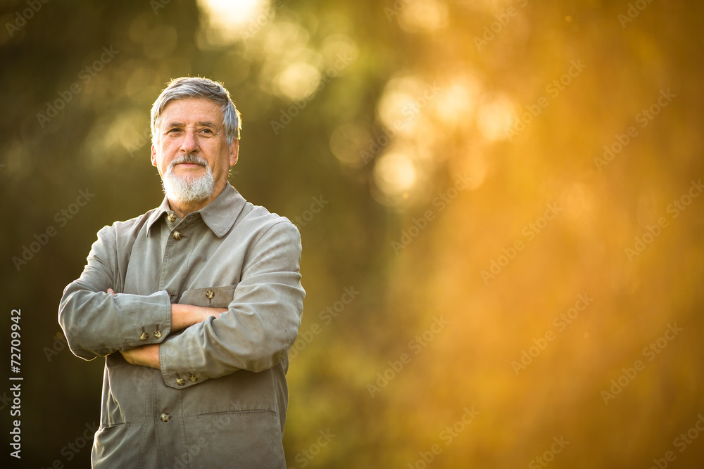 Naklejka premium Portrait of a senior man outdoors