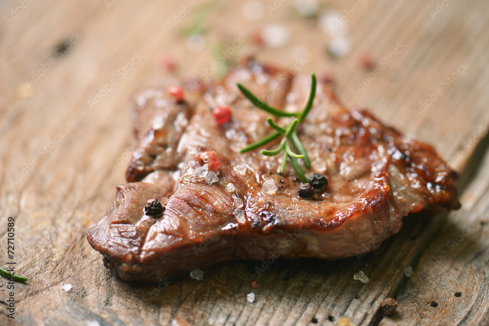 Steak auf altem Schneidebrett Steak auf altem Schneidebrett