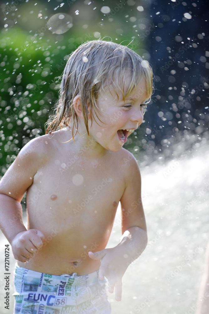bambino urla tra gli schizzi di acqua bambino urla tra gli schizzi di acqua