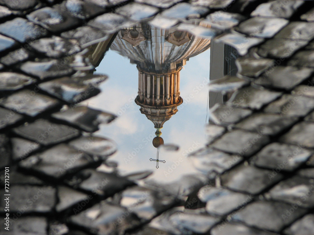 Naklejka premium Rome Church dome in a puddle reflection