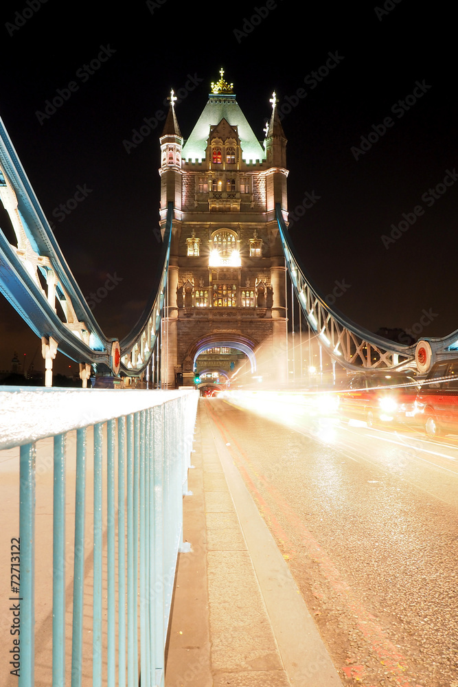 Obraz premium London Tower Bridge in motion.