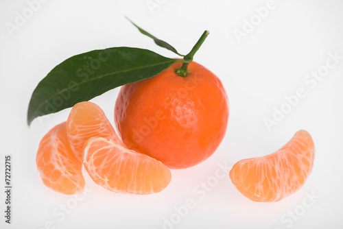 Mandarine et gousses avec feuille verte sur fond blanc