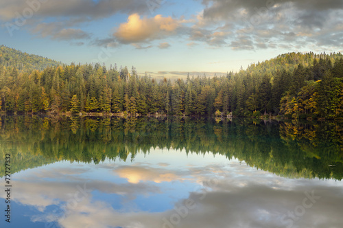 Jezioro w parku w jesiennych barwach © Mike Mareen
