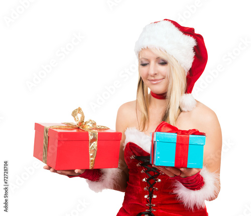hübsche Frau mit Weihnachtsgeschenken