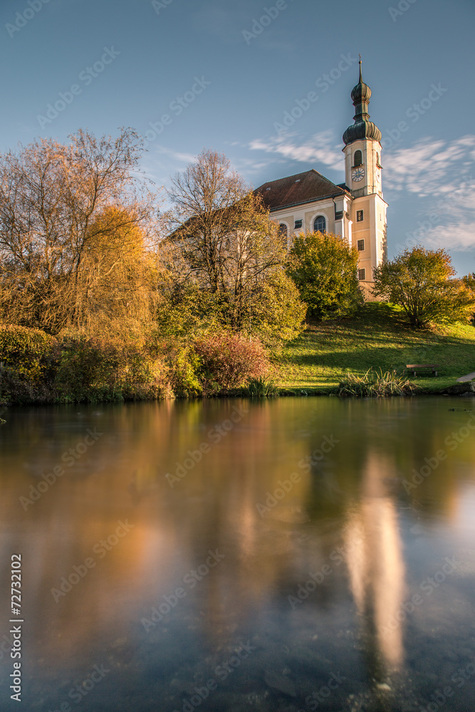 Herbstliche Kirche