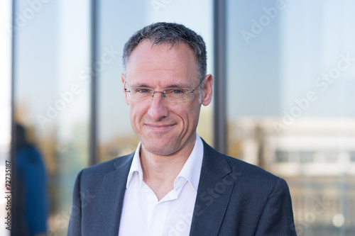 50-jähriger Mann mit Anzug und Brille