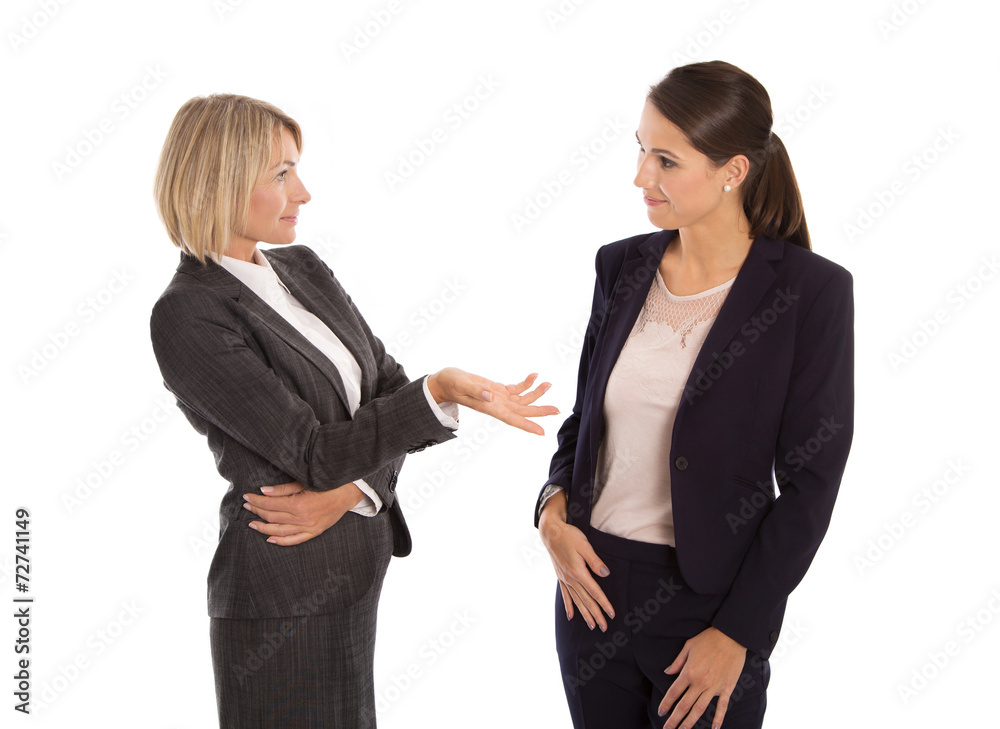 Zwei Frauen isoliert im Gespräch in Business Outfit Zwei Frauen isoliert im Gespräch in Business Outfit