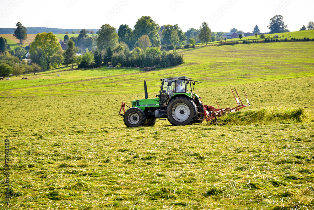 Fototapeta premium Traktor bei der Heuwende