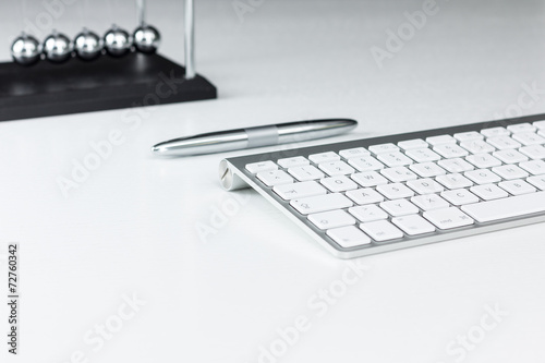 Tastatur und Kugelschreiber