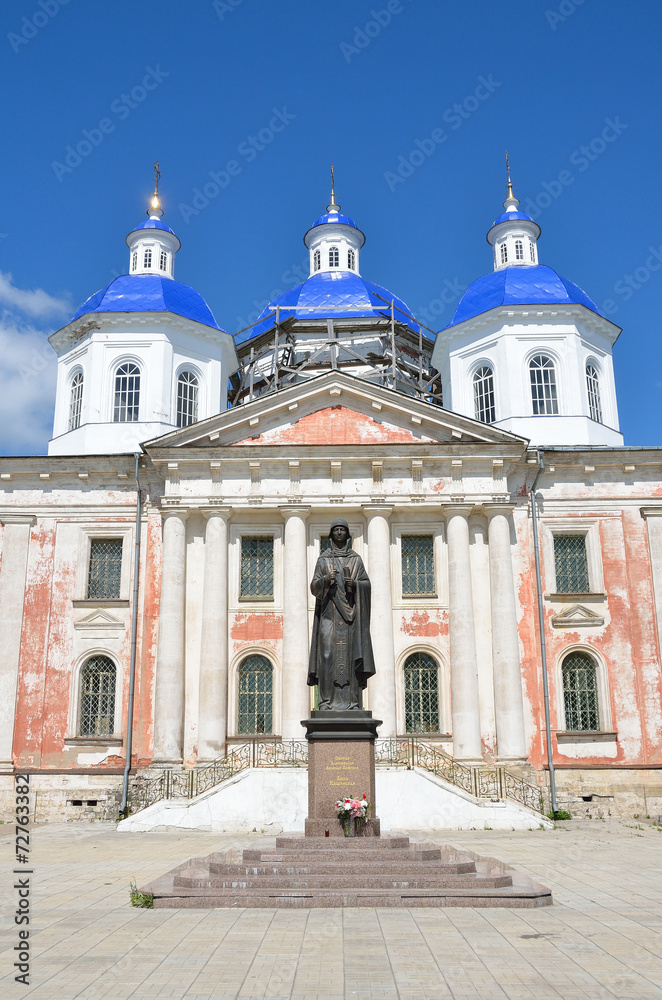 Fototapeta premium Кашин. Воскресенский собор и памятник Анне Кашинской