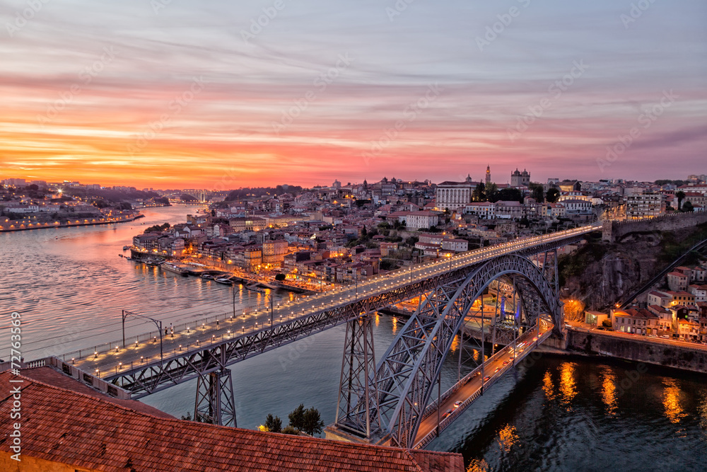 Fototapeta premium Portugal, Porto, Luis I Bridge on a sunset, top view