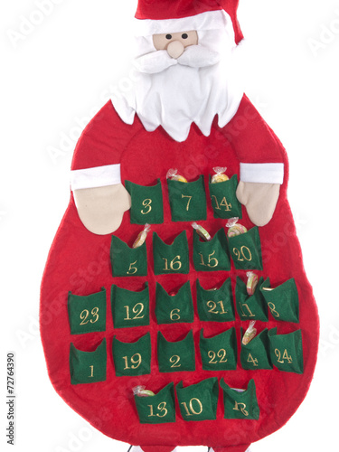 rot-grüner Weihnachtsmann-Adventskalender voller Geschenke, freigestellt auf weißem Hintergrund  photo