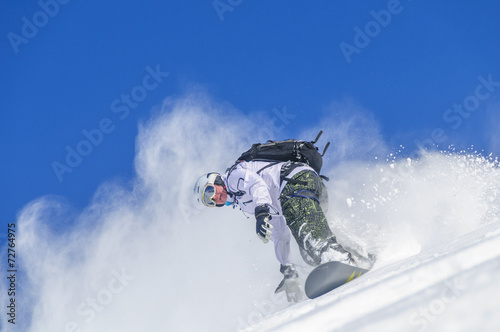 Snowboarder in Schnee-Staubwolke