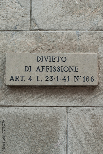 Divieto di Affissione, Lastra di pietra su muro