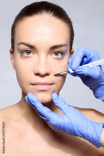 Wycinanie blizny, kobieta podczas zabiegu u dermatologa