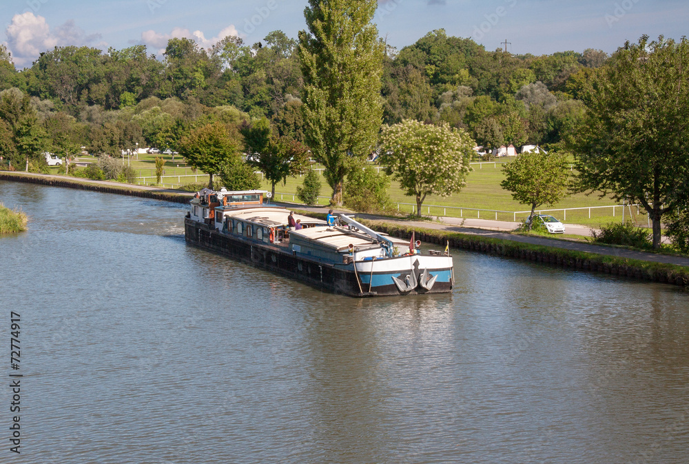 Fototapeta premium Péniche sur le canal à Charmes, Vosges, France