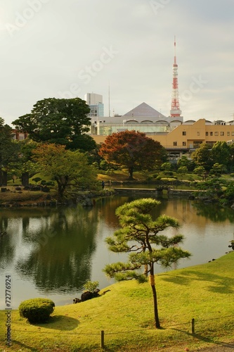 芝離宮庭園と東京タワー
