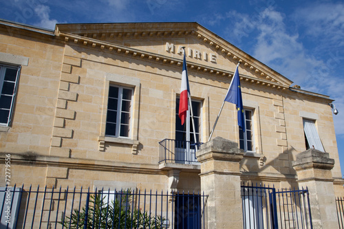 Jolie mairie avec drapeaux photo