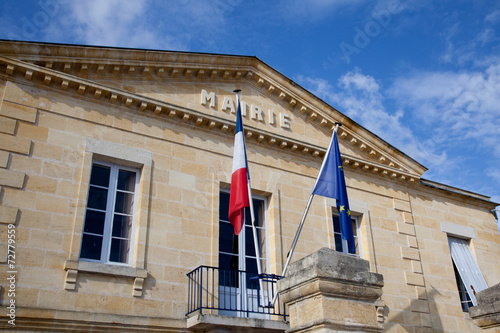 Jolie mairie avec drapeaux photo