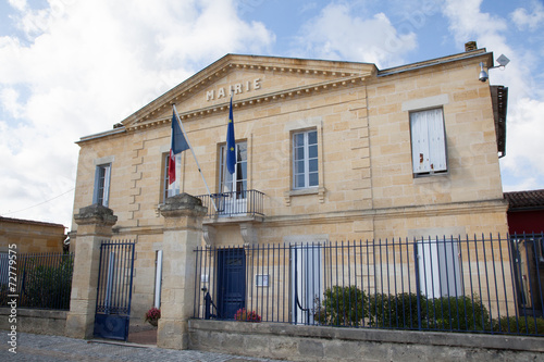 Jolie mairie avec drapeaux en France