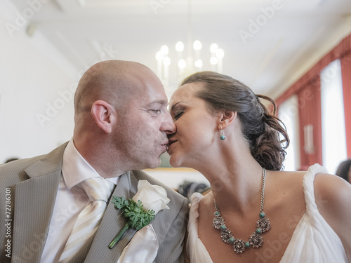 Hochzeitskuss am Standesamt photo