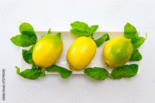 Zitronen in Schale mit Pfefferminzblättern