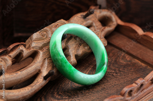 Chinese jade bracelet features