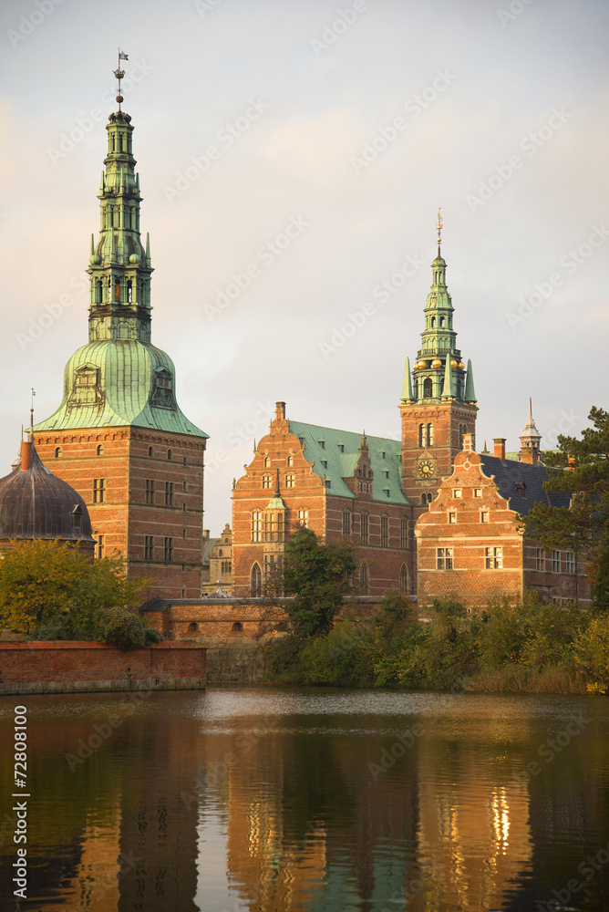 Вид на башни замка Фредериксборг. Дания