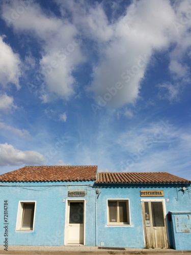 Pescheria con cielo azzurro